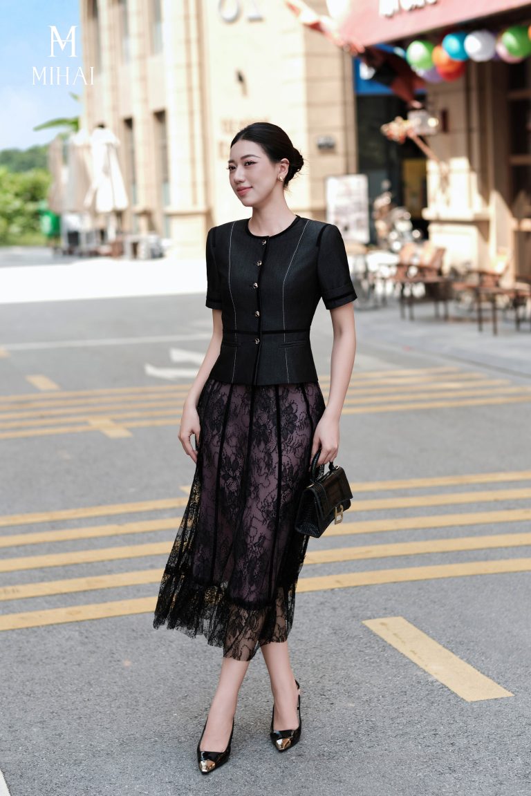 Chân váy ren thêu kim sa đen